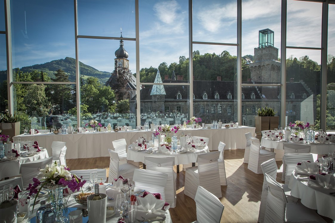 Hochzeitslocation: Blick vom Schlosscenter auf das Rothschildschloss. - Das Schloss an der Eisenstrasse****