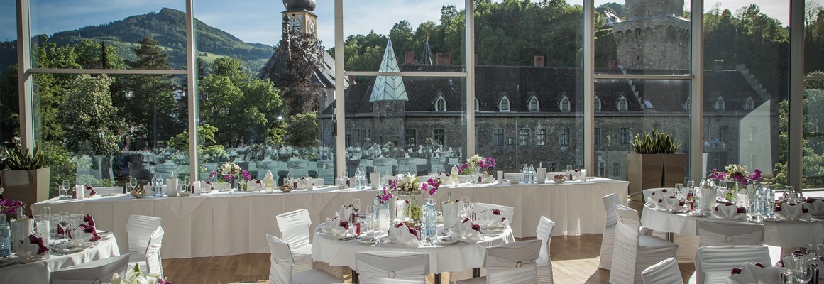 Hochzeitslocation: Blick vom Schlosscenter auf das Rothschildschloss. - Das Schloss an der Eisenstrasse****