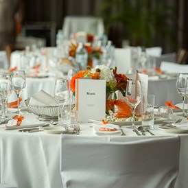 Hochzeitslocation: Die schön gedeckten Tische im Festsaal des Schloss an der Eisenstrasse. - Das Schloss an der Eisenstrasse****