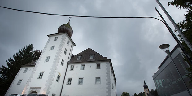Destination-Wedding - Art der Location: Hotel / Chalet - Feiern Sie im stimmungsvollen Schloss-Ambiente mit Blick auf das historische Stadtbild Waidhofens. 
Ein Steg verbindet unser Schloss mit der Altstadt, wo sich auch Stadtpfarrkirche und Standesamt befinden. - Das Schloss an der Eisenstrasse****