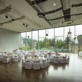 Hochzeitslocation: Unser Festsaal mit der großen Glasfront und dem herrlichen Ausblick. - Das Schloss an der Eisenstrasse****