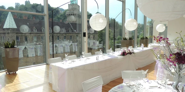 Destination-Wedding - Art der Location: Hotel / Chalet - Blick vom Schlosscenter auf das Rothschildschloss. - Das Schloss an der Eisenstrasse****