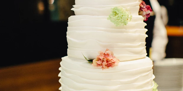 Destination-Wedding - Art der Location: Hotel / Chalet - Hochzeitstorte aus der hauseigenen Patisserie
Foto  © Carmen and Ingo Photography - Hotel Warmbaderhof *****