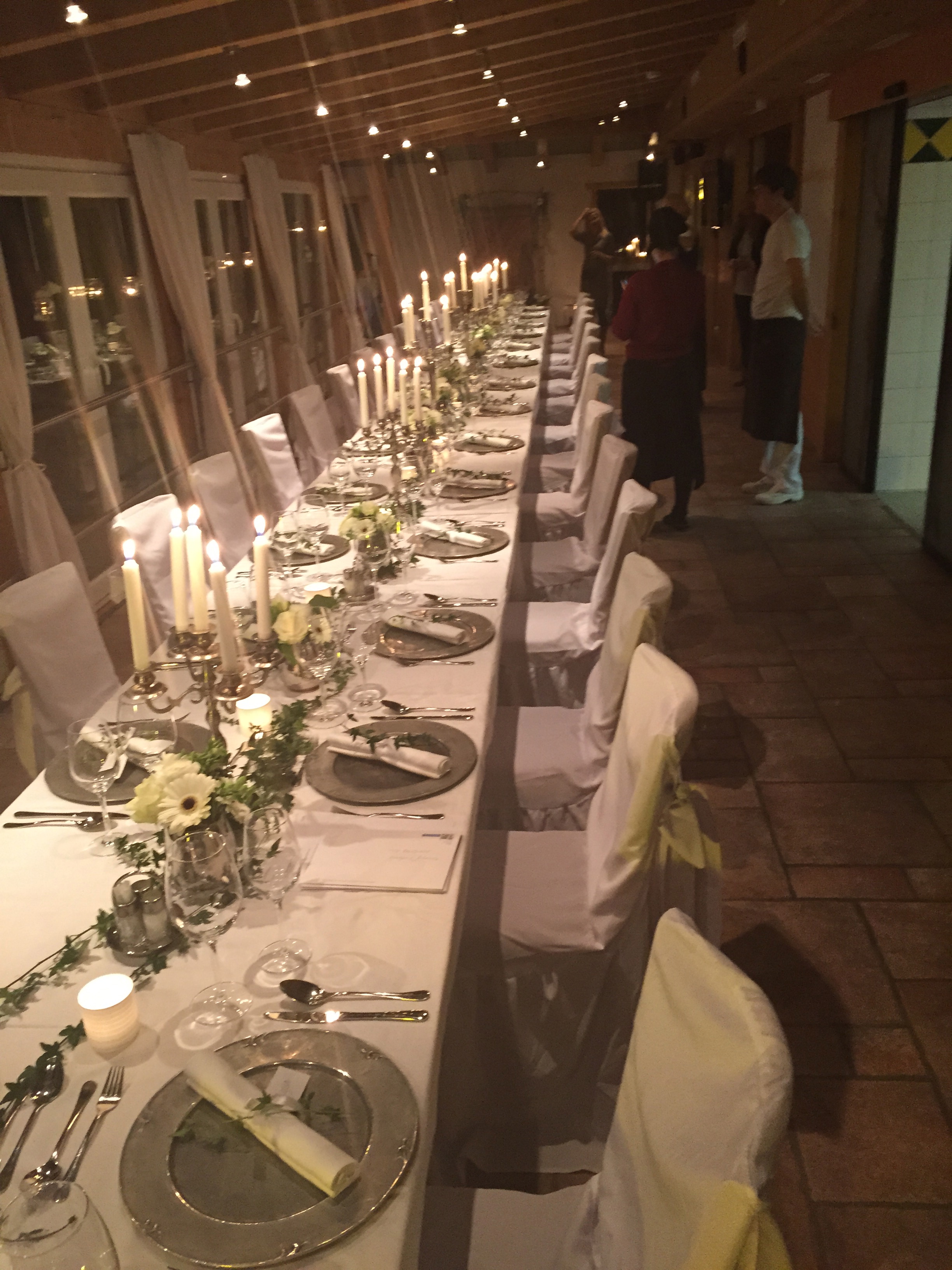 Destination-Wedding - Umgebung: am Land - Eine lange Tafel Wintergarten - Hochzeitsinsel