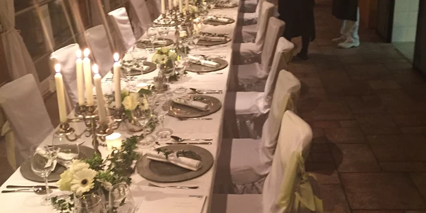 Destination-Wedding - Art der Location: Hotel / Chalet - Eine lange Tafel Wintergarten - Hochzeitsinsel