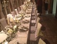Hochzeitslocation: Eine lange Tafel Wintergarten - Hochzeitsinsel