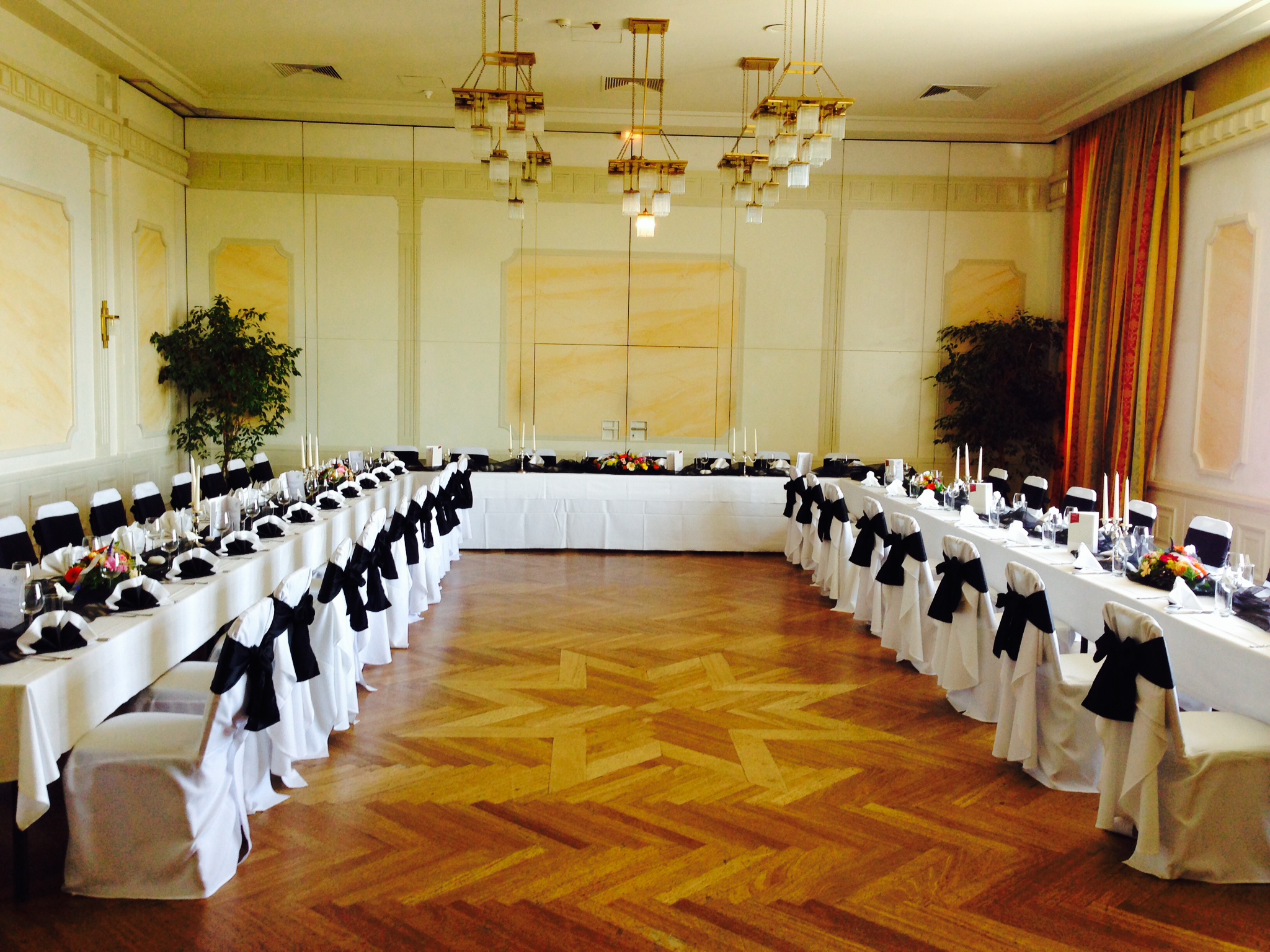 Destination-Wedding - Hunde erlaubt - Österreich - U-Form Bestuhlung im Wilhelminensaal - Austria Trend Hotel Schloss Wilhelminenberg