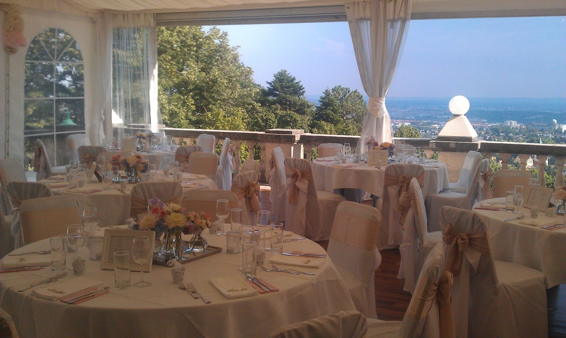 Hochzeitslocation: Rundbestuhlung auf der Terrasse mit Blickrichtung Wien - Austria Trend Hotel Schloss Wilhelminenberg