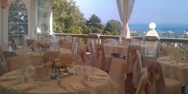Destination-Wedding - Art der Location: Hotel / Chalet - Rundbestuhlung auf der Terrasse mit Blickrichtung Wien - Austria Trend Hotel Schloss Wilhelminenberg