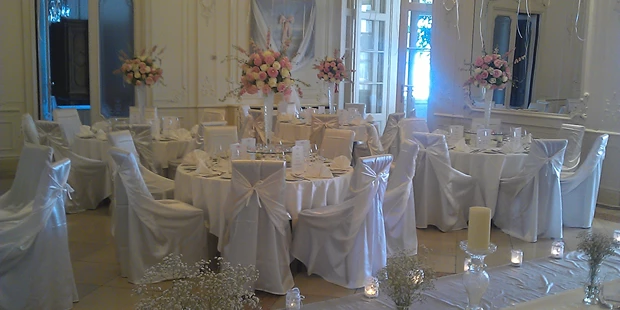 Destination-Wedding - Art der Location: Hotel / Chalet - Rundbestuhlungim Restaurant - Austria Trend Hotel Schloss Wilhelminenberg