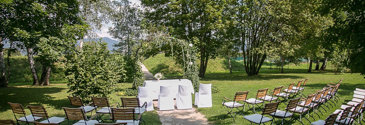 Hochzeitslocation: Trauung im Park beim Rosenbogen - Hotel Steirerschlössl