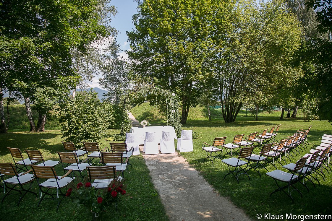 Hochzeitslocation: Trauung im Park beim Rosenbogen - Hotel Steirerschlössl