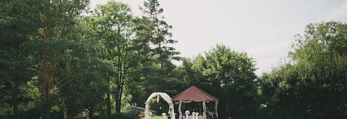 Hochzeitslocation: Feiern Sie in den Grünanlagen der Krainerhütte.
Foto © thomassteibl.com - Seminar- und Eventhotel Krainerhütte