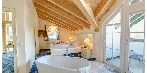 Destination-Wedding - Art der Location: Hotel / Chalet - Badewanne Hochzeitssuite - Alpenhotel Speckbacher Hof