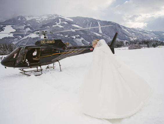 Hochzeitslocation: Braut reist im Helikopter an  - Schloss Prielau Hotel & Restaurants