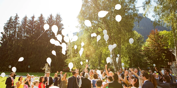 Destination-Wedding - Art der Location: Hotel / Chalet - Balloons fliegen lassen bringt Glück! - Schloss Prielau Hotel & Restaurants