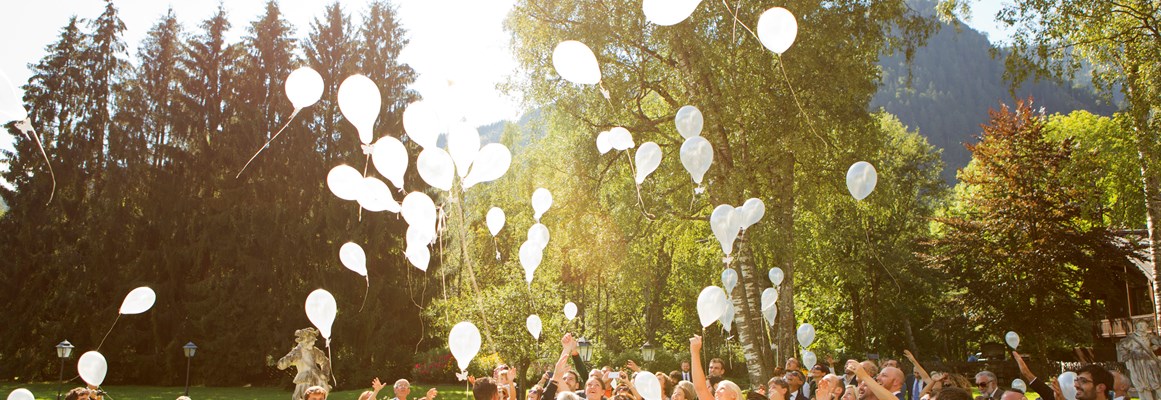Hochzeitslocation: Balloons fliegen lassen bringt Glück! - Schloss Prielau Hotel & Restaurants