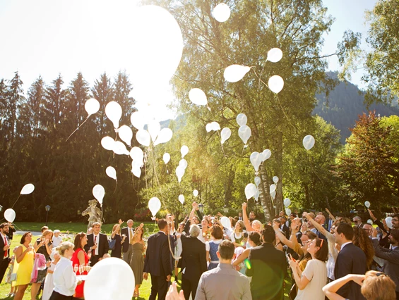 Hochzeitslocation: Balloons fliegen lassen bringt Glück! - Schloss Prielau Hotel & Restaurants
