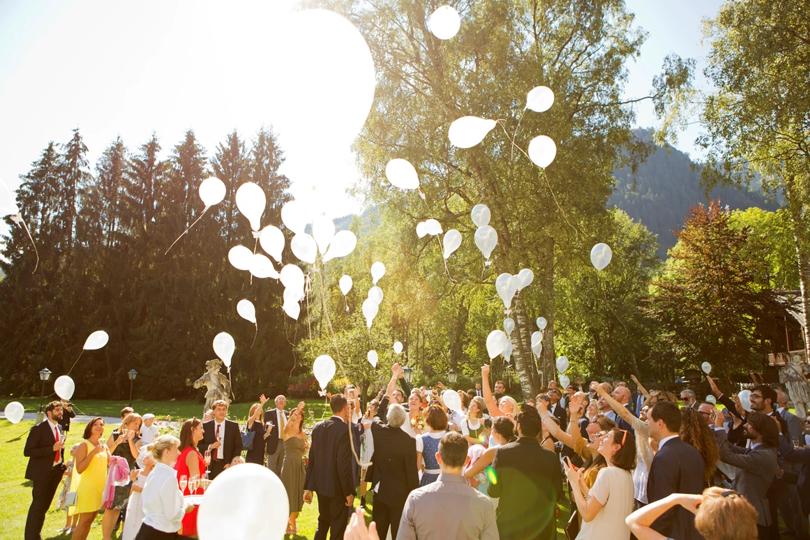 Hochzeitslocation: Balloons fliegen lassen bringt Glück! - Schloss Prielau Hotel & Restaurants