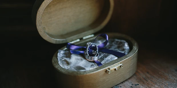 Destination-Wedding - Art der Location: Hotel / Chalet - Eheringe in der Holzschatulle - Schloss Prielau Hotel & Restaurants