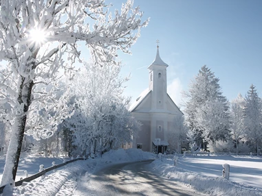Hochzeitslocation: Prielauer Kirche als Wintertraum - Schloss Prielau Hotel & Restaurants