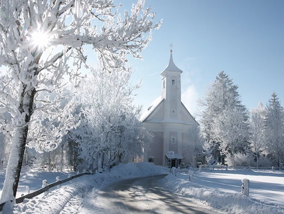 Hochzeitslocation: Prielauer Kirche als Wintertraum - Schloss Prielau Hotel & Restaurants