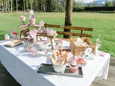 Hochzeitslocation: süßes Buffet im Schlossgarten - Schloss Prielau Hotel & Restaurants