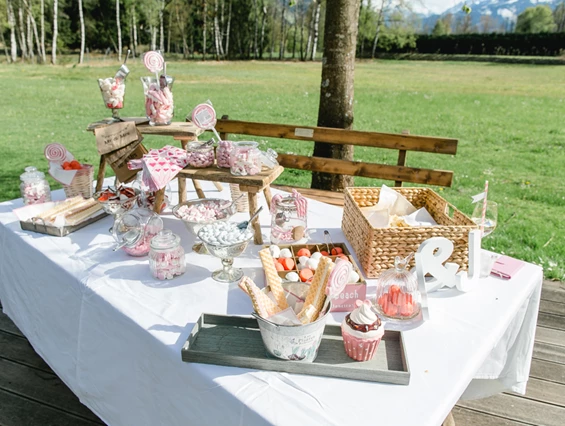 Hochzeitslocation: süßes Buffet im Schlossgarten - Schloss Prielau Hotel & Restaurants