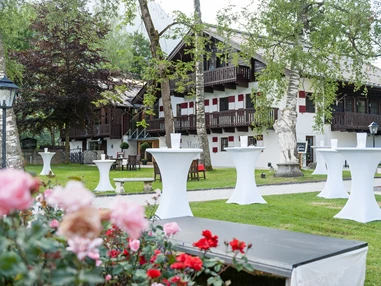 Hochzeitslocation: Stehtische für Empfang im Schlossgarten - Schloss Prielau Hotel & Restaurants