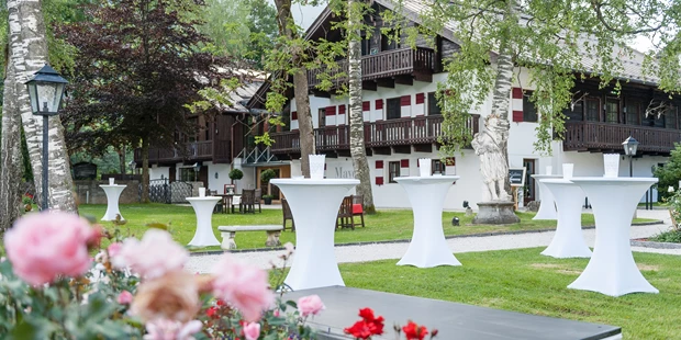 Destination-Wedding - Art der Location: Hotel / Chalet - Stehtische für Empfang im Schlossgarten - Schloss Prielau Hotel & Restaurants