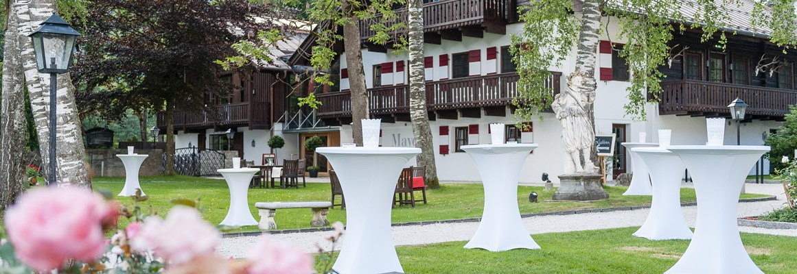 Hochzeitslocation: Stehtische für Empfang im Schlossgarten - Schloss Prielau Hotel & Restaurants