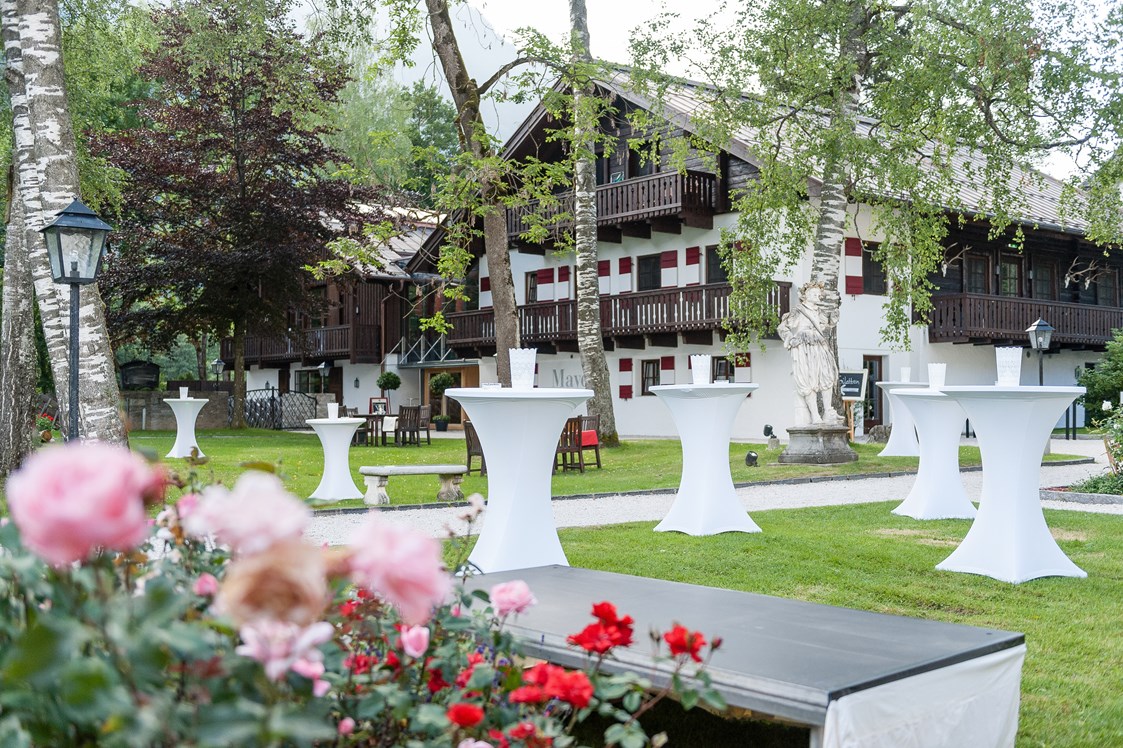Hochzeitslocation: Stehtische für Empfang im Schlossgarten - Schloss Prielau Hotel & Restaurants