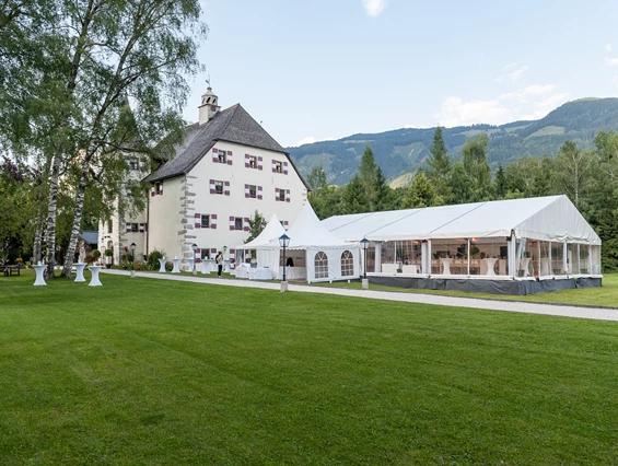 Hochzeitslocation: elegantes Zelt im Schlossgarten - Schloss Prielau Hotel & Restaurants
