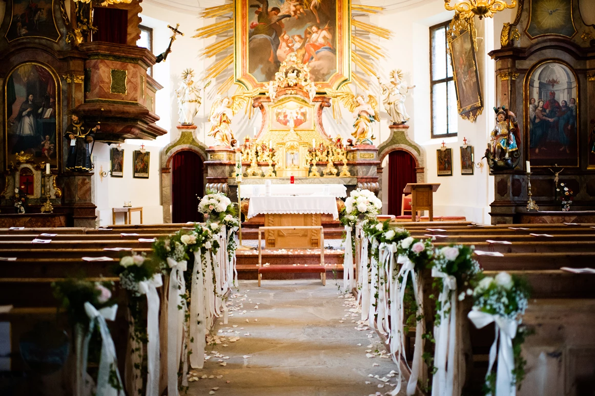 Hochzeitslocation: Heiraten in der Kirche neben Schloss Prielau - Schloss Prielau Hotel & Restaurants