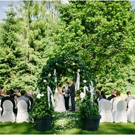 Hochzeitslocation: Freie Trauung im Schlosspark - Schloss Prielau Hotel & Restaurants