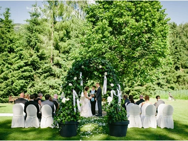 Hochzeitslocation: Freie Trauung im Schlosspark - Schloss Prielau Hotel & Restaurants