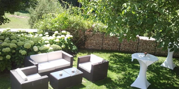 Destination-Wedding - Art der Location: Hotel / Chalet - Die Agape kann schon im Kreuzgang der Stiftskirche gereicht werden, oder aber - mit Ausblick ins Grüne - auf unserer einladenden Südterrasse, dem idyllischen Nussbaumplatzl oder in unserer imposanten Eingangshalle. - Landhaus Stift Ardagger