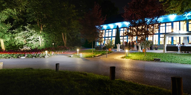 Destination-Wedding - Art der Location: Hotel / Chalet - Orangerie bei Nacht - Schloss Miller-Aichholz - Europahaus Wien