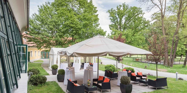 Destination-Wedding - Art der Location: Hotel / Chalet - Terasse der Orangerie - Schloss Miller-Aichholz - Europahaus Wien