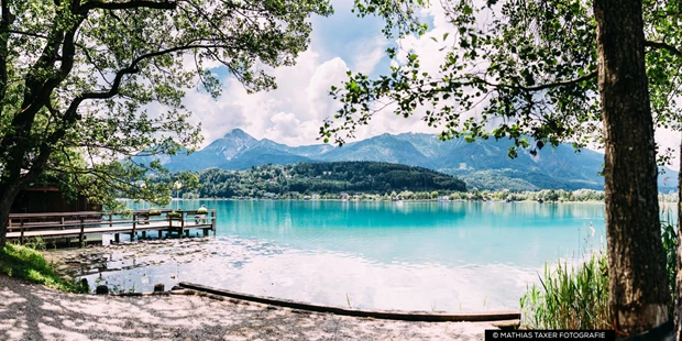 Destination-Wedding - Art der Location: Hotel / Chalet - Romantischer Augenblick an der Bootsanlegestelle - Inselhotel Faakersee - Inselhotel Faakersee