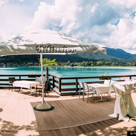 Hochzeitslocation: Romantischer Augenblick an der Bootsanlegestelle - Inselhotel Faakersee - Inselhotel Faakersee