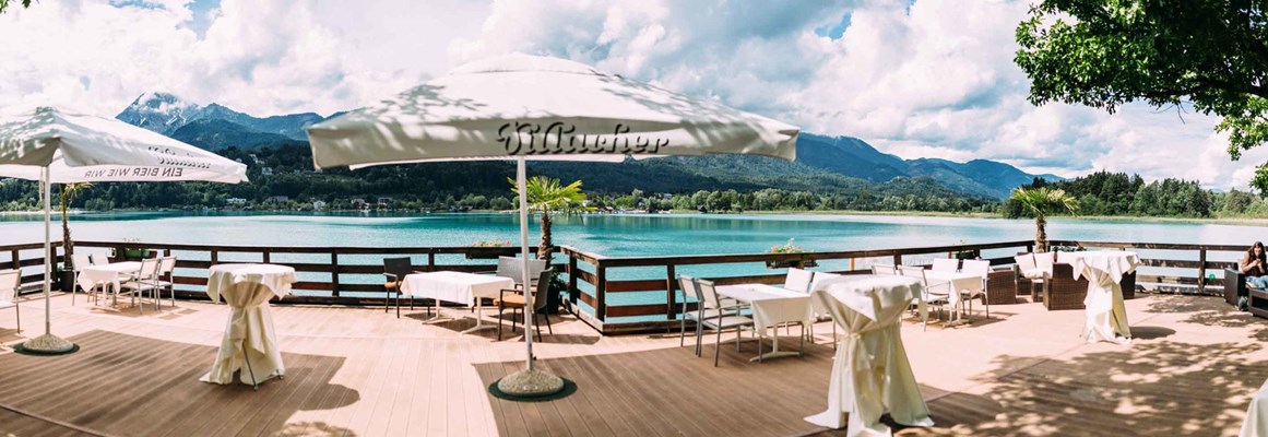 Hochzeitslocation: Romantischer Augenblick an der Bootsanlegestelle - Inselhotel Faakersee - Inselhotel Faakersee