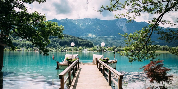 Destination-Wedding - Art der Location: Hotel / Chalet - Romantischer Augenblick an der Bootsanlegestelle - Inselhotel Faakersee - Inselhotel Faakersee