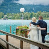 Hochzeitslocation - romantischer Augenblick an der Bootsanlegestelle - Inselhotel Faakersee - Inselhotel Faakersee