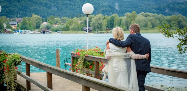 Destination-Wedding - Faaker-/Ossiachersee - romantischer Augenblick an der Bootsanlegestelle - Inselhotel Faakersee - Inselhotel Faakersee
