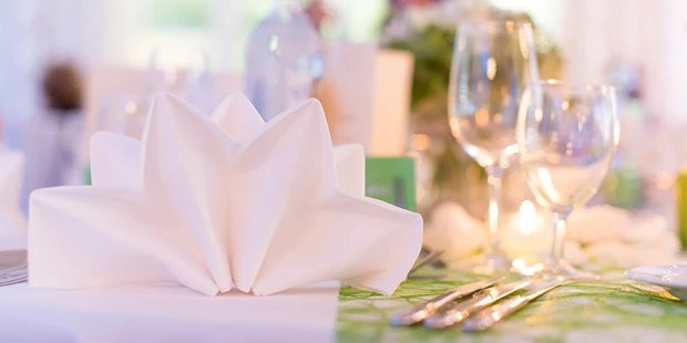 Destination-Wedding - Art der Location: Hotel / Chalet - gedeckter Brauttisch - Inselhotel Faakersee - Inselhotel Faakersee