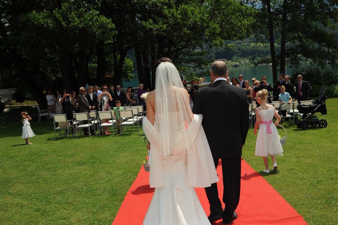 Hochzeitslocation: Die Braut schreitet zur Zeremonie - Inselhotel Faakersee - Inselhotel Faakersee