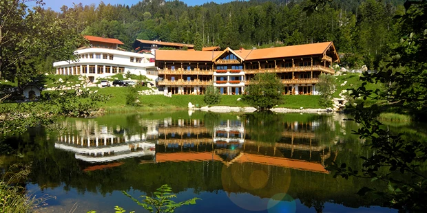 Destination-Wedding - Art der Location: Hotel / Chalet - Feuriger Tatzlwurm in den bayrischen Bergen
mit eigenem Badesee
Hochzeitskapelle / Heiraten in den Bergen - Feuriger Tatzlwurm