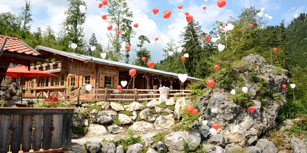 Destination-Wedding - Art der Location: Hotel / Chalet - WiesnHÜTTE - Feuriger Tatzlwurm