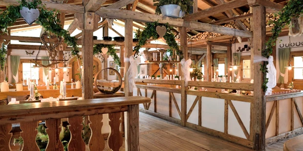 Destination-Wedding - Art der Location: Hotel / Chalet - WiesnHÜTTE Innenansicht - Feuriger Tatzlwurm